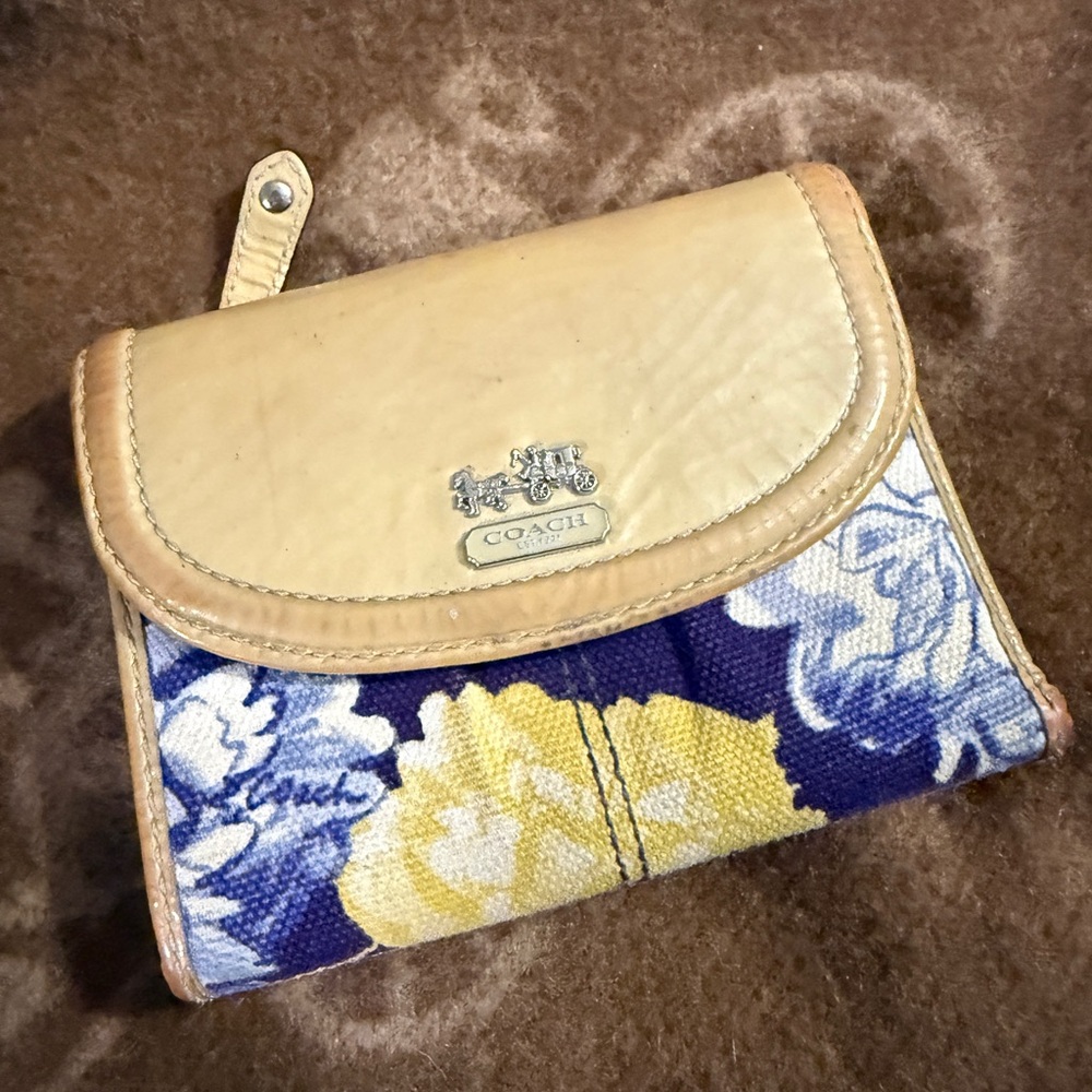 Women’s Coach wallet vintage 90’s blue floral med size good condition